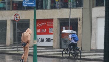Meteorologia emite alerta duplo de chuva intensa para Curitiba e região