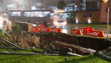 Cratera gigante interdita faixa de importante rua de Curitiba; Atenção motorista!