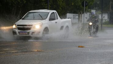 Nove dicas para dirigir com segurança em Curitiba durante chuvas ou enchentes