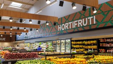 Supermercado de Curitiba reinaugura loja, amplia setores e quadro de funcionários