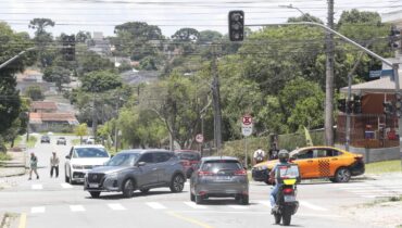 Semáforo apaga num dos cruzamentos mais perigosos de bairro de Curitiba