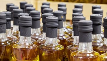 9 mil garrafas de azeite de oliva falso são apreendidas em supermercado no Paraná