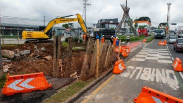 Avenida movimentada de Curitiba tem bloqueio para obras em 'cratera' gigante