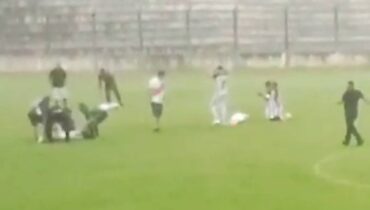 Imagem mostra jogadores atingidos por raio em jogo no Paraná.