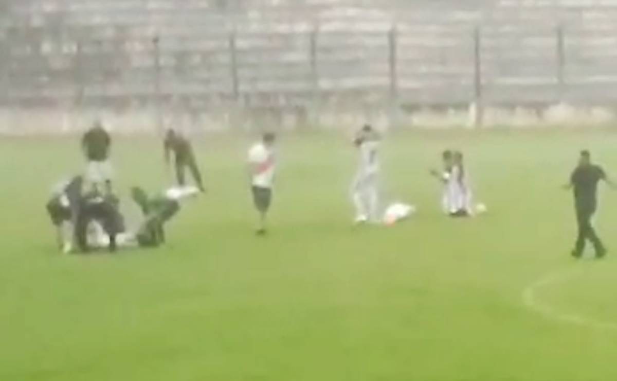 Imagem mostra jogadores atingidos por raio em jogo no Paraná.