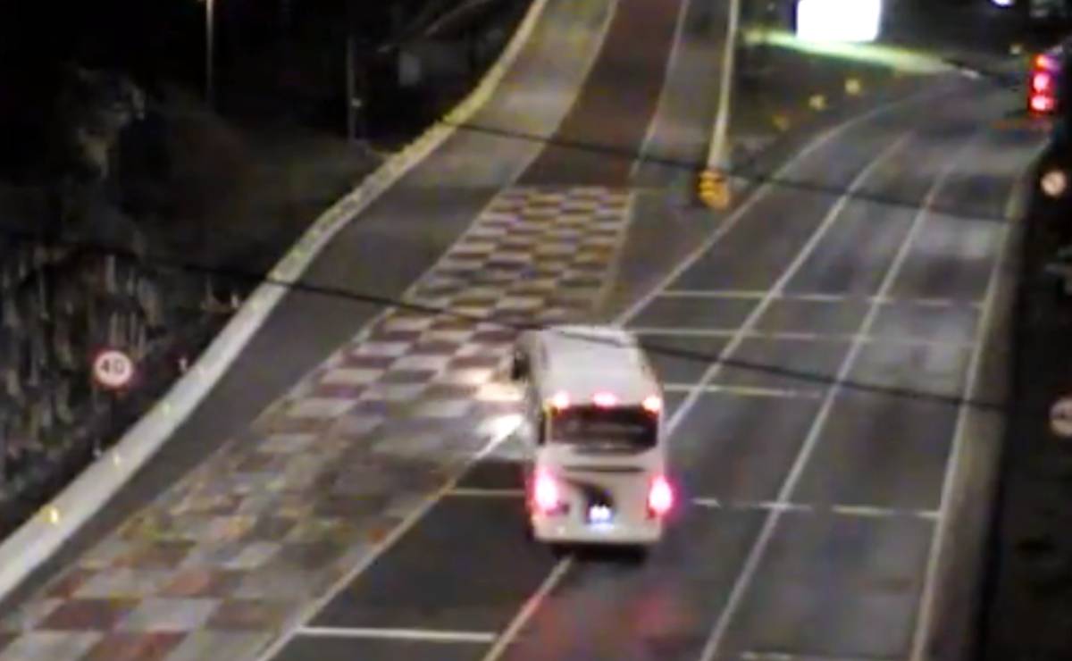 Imagem mostra um ônibus trafegando na BR-376 a noite