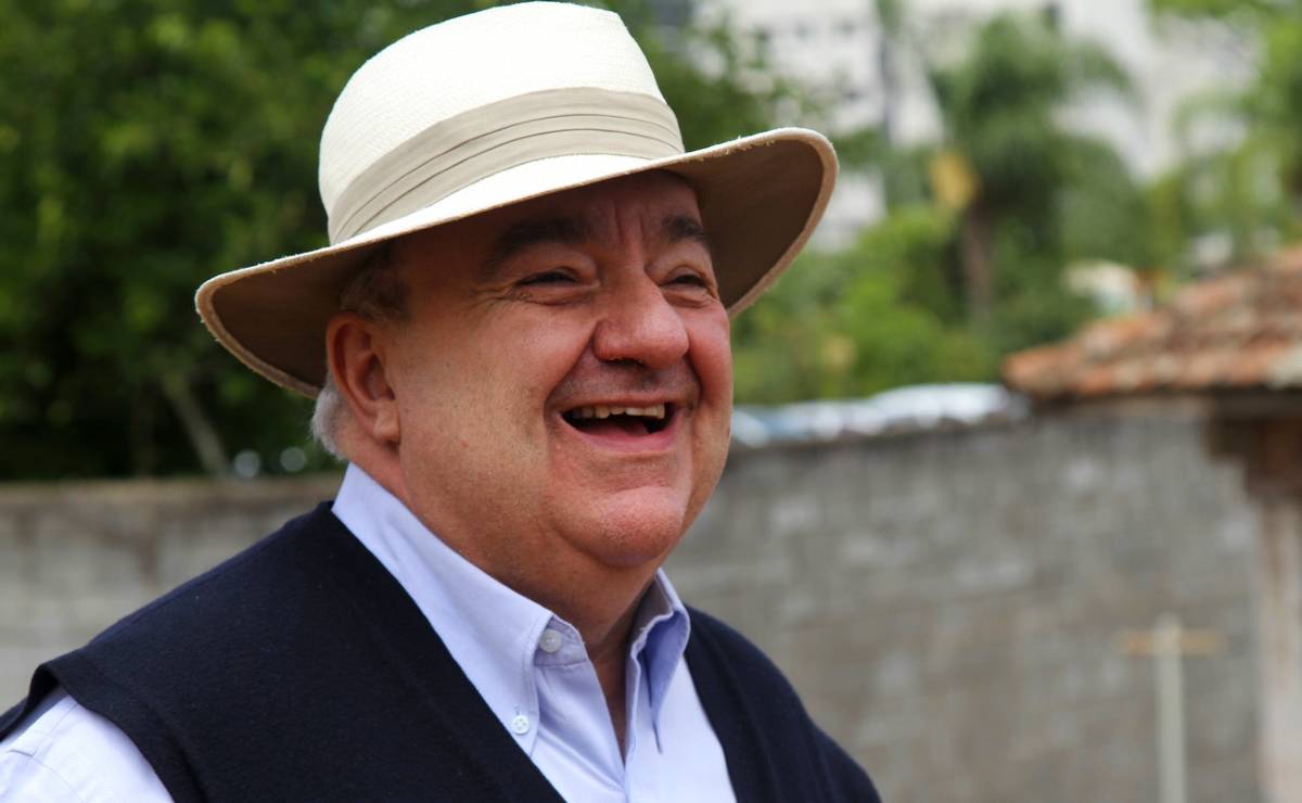 Imagem mostra Rafael Greca, prefeito de Curitiba com chápeu visitando uma obra.