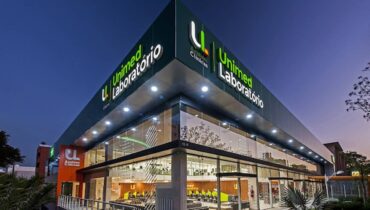Imagem mostra a fachada da Unimed em Curitiba.