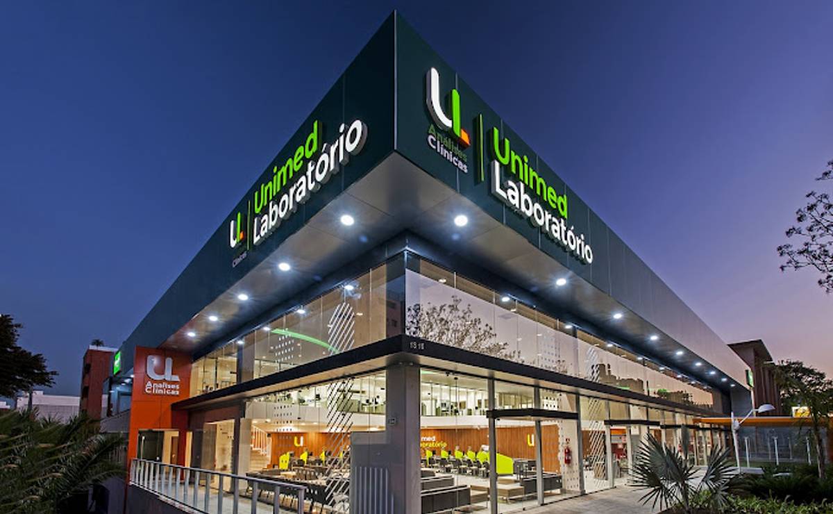 Imagem mostra a fachada da Unimed em Curitiba.