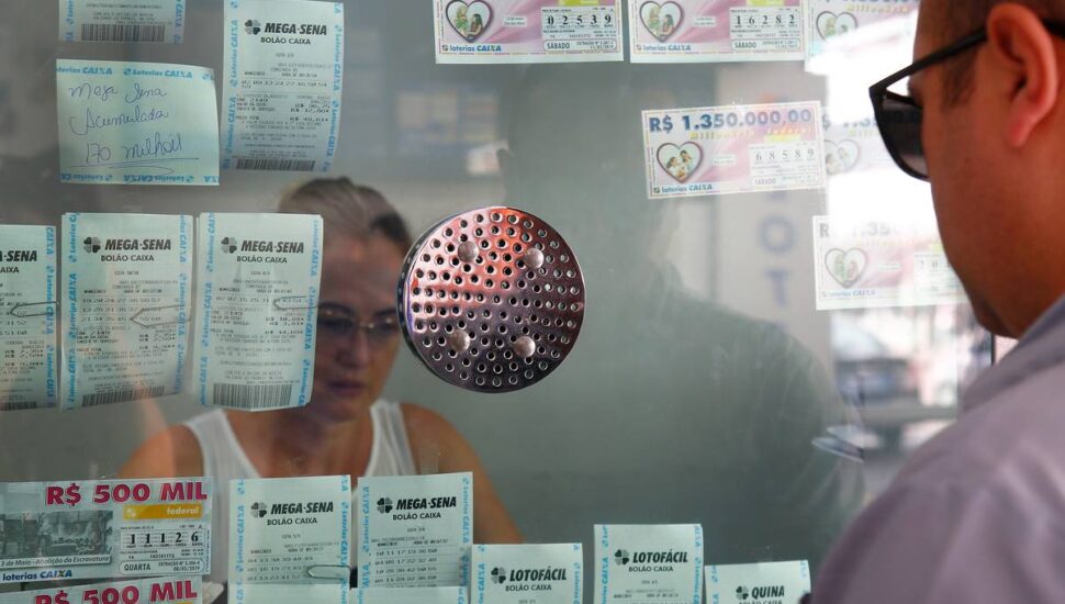 Imagem mostra uma lotérica de Curitiba com apostadores