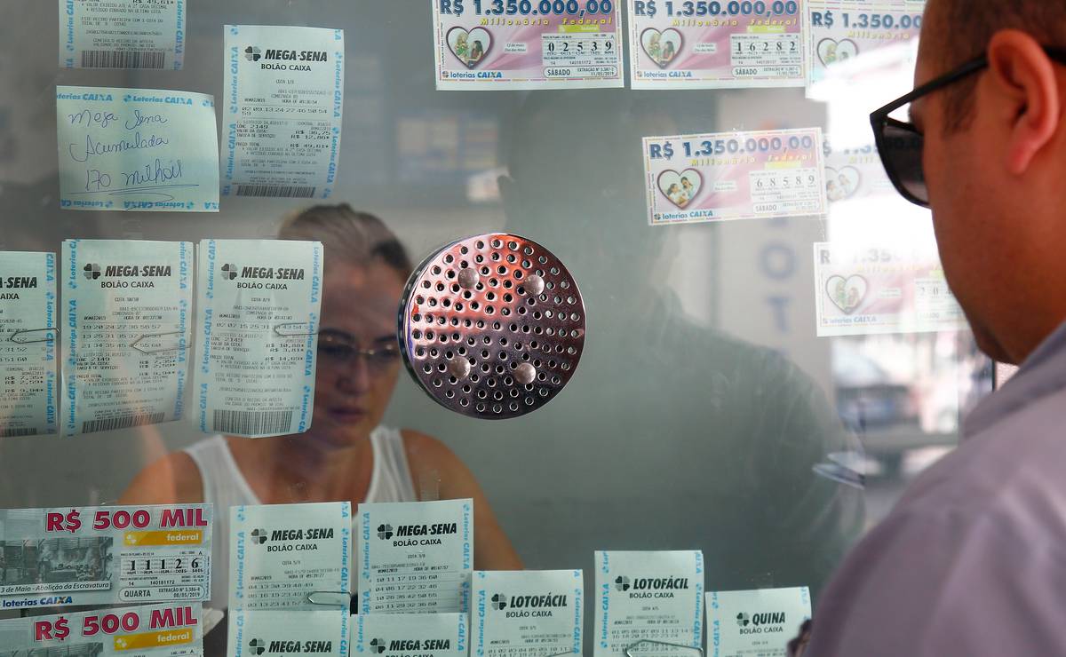 Imagem mostra uma lotérica de Curitiba com apostadores