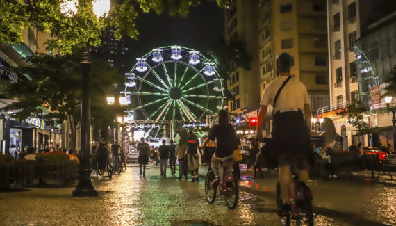 Últimos dias para andar na Roda-gigante de Natal do calçadão da XV em Curitiba