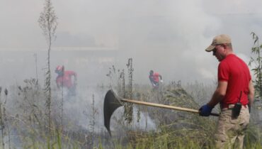Incêndio provoca muita fumaça e assusta bairro em Curitiba