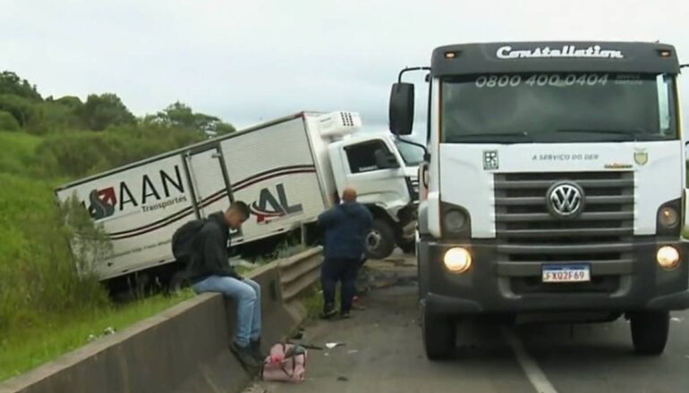 BR-376 tem faixa interditada após caminhoneiro ser surpreendido por “colega”