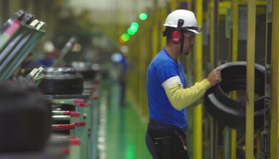 Fábrica na região de Curitiba produziu 51 milhões de pneus em dez anos