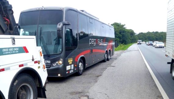 Ônibus com 42 passageiros fica empacado na BR-277 e causa congestionamento