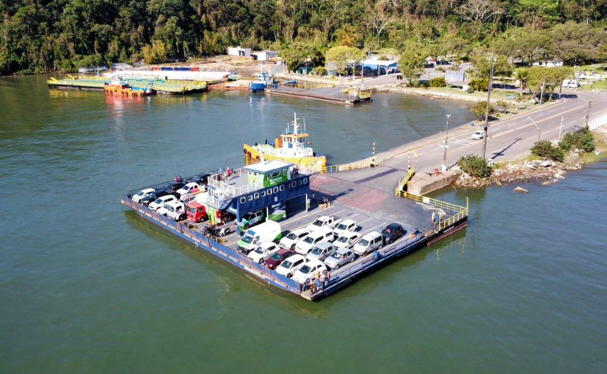 Imagem mostra o FerryBoat no litoral do Paraná.