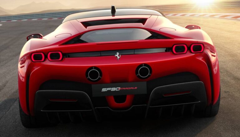Imagem mostra uma Ferrari SF90 Stradale 2022