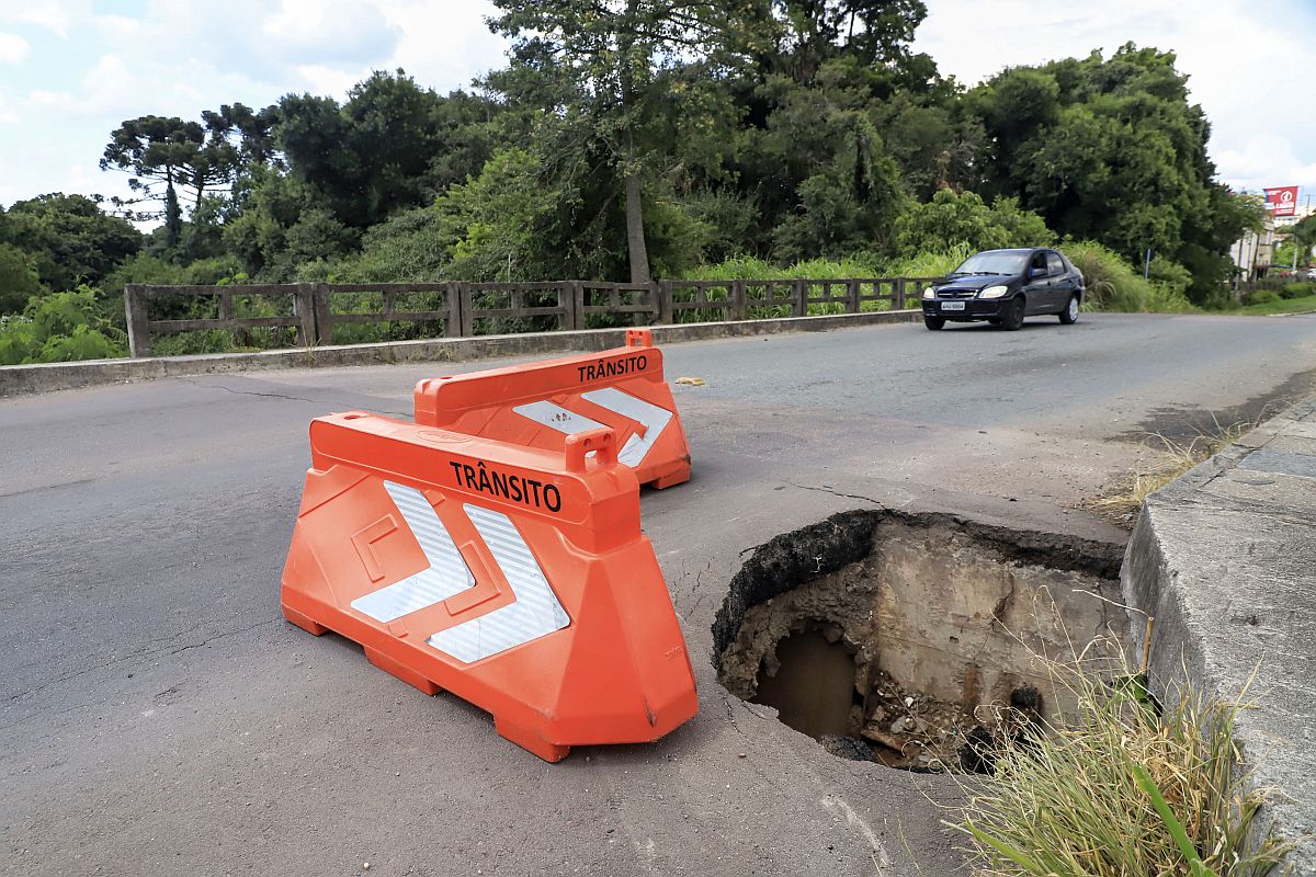 Foto mostra trecho da Graciosa, com buraco enorme, protegido por cones de sinalização