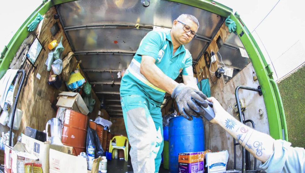 Imagem mostra a coleta de lixo tóxico em Curitiba