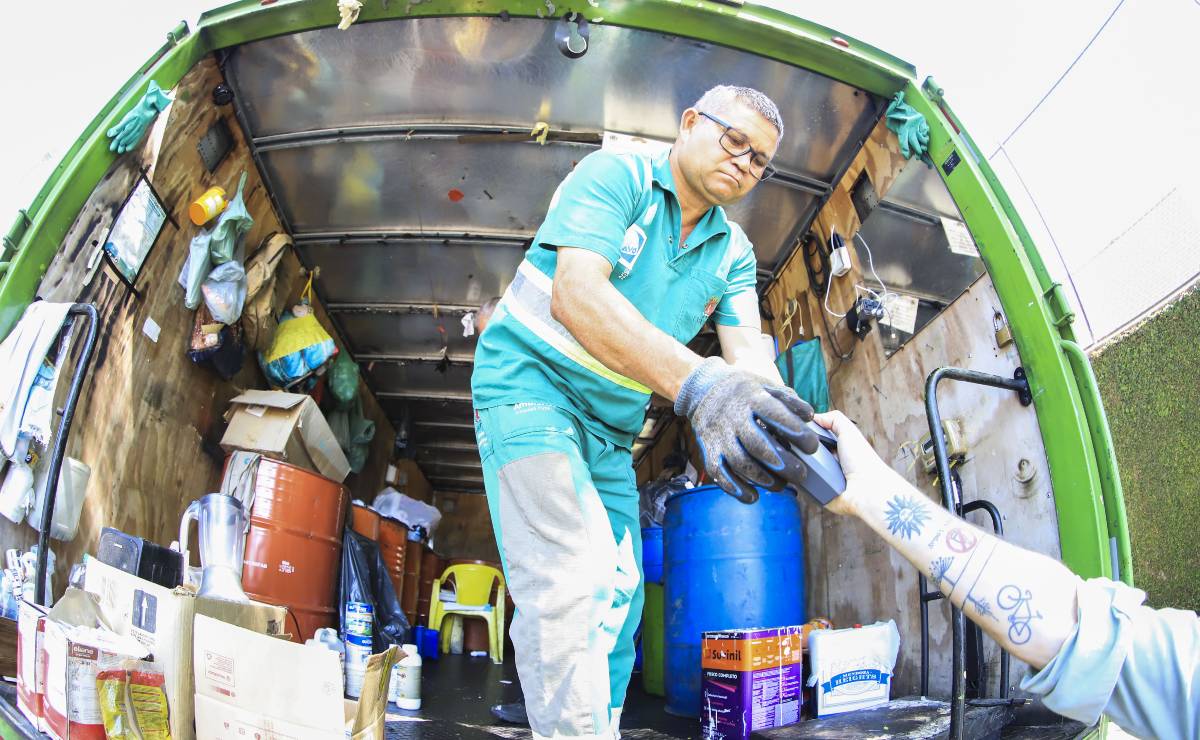 Imagem mostra a coleta de lixo tóxico em Curitiba