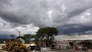 Perigo! Tempestade pode atingir Curitiba e região nesta terça-feira, indica alerta