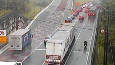 Imagem mostra um caminhão desviando de um congestionamento para acessar a área de escape na BR-376