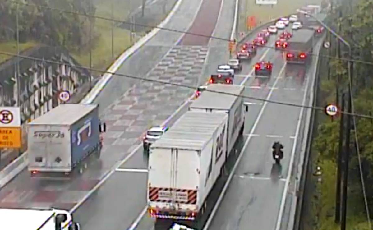 Imagem mostra um caminhão desviando de um congestionamento para acessar a área de escape na BR-376