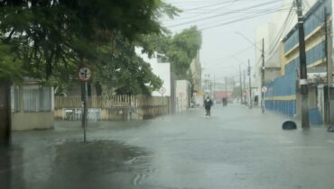 Chuva intensa no Litoral do Paraná provoca alagamentos; em Guaratuba choveu mais de 100 mm