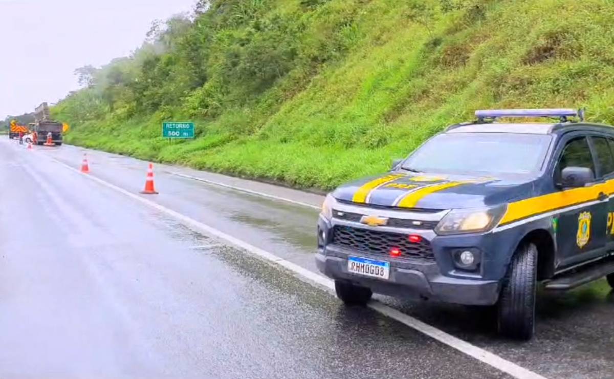 Imagem mostra uma viatura da PRF ao lado do deslizamento na BR-277