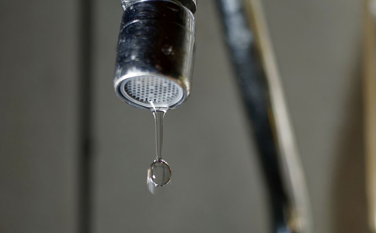 Imagem mostra torneira com um pingo de água escorrendo