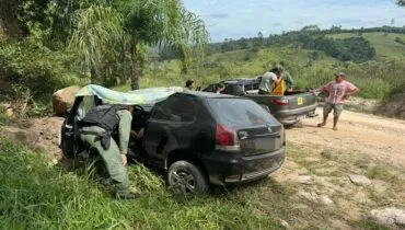 Idoso sofre fraturas após bater carro em pedra na Região Metropolitana de Curitiba