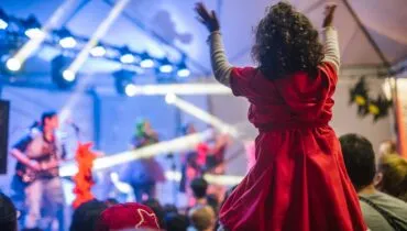 Bar de rock em Curitiba promove Carnaval para crianças com tributo aos Mamonas Assassinas