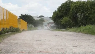 “Nos sentimos abandonados”: comerciantes do Boqueirão reclamam de poeirão