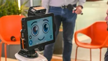 Robô feito em Curitiba conquista público de supermercado no Rio de Janeiro