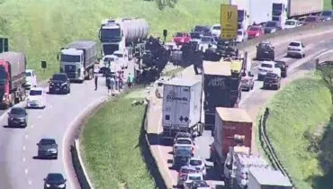 Acidente com dois caminhões provoca congestionamento na BR-376, na Grande Curitiba