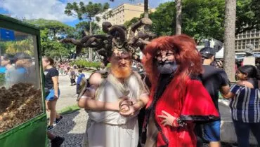 Monstros no Centro! Zombie Walk anima Carnaval alternativo dos curitibanos; fotos