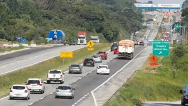 Movimento nas estradas do Paraná fica mais intenso nesta terça-feira (13); tempo real
