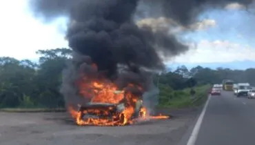 Muita fumaça! Carro pega fogo e complica trânsito na BR-277, no sentido Curitiba