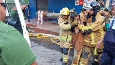 Incêndio de proporções gigantescas em Ciudad del Este tem ajuda de bombeiros do Paraná