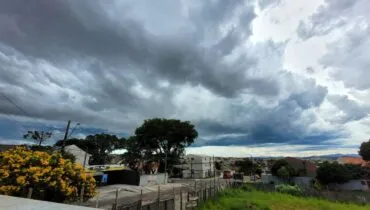 Inmet e Defesa Civil alertam para risco alto de tempestade em Curitiba
