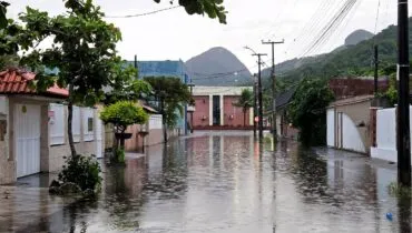 Tempestade no Litoral faz dia virar noite e alaga ruas em Matinhos; Vídeo!