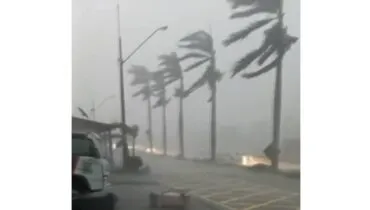 Tempestade que assolou litoral do Paraná faz torre despencar em cima de casa