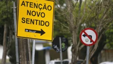Rua de bairro de Curitiba passa a ter sentido único perto de escolas; saiba onde