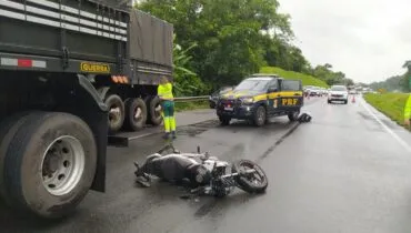 Motociclista morre em acidente envolvendo caminhão na BR-277