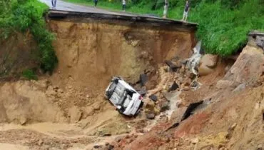 Cratera se abre em trecho de rodovia e carro é engolido em Santa Catarina