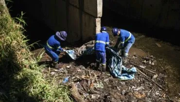 Rios de Curitiba passam por limpeza e retirada de toneladas de lixo e entulho
