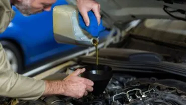 Confira quatro sinais de que você precisa trocar o óleo de seu veículo