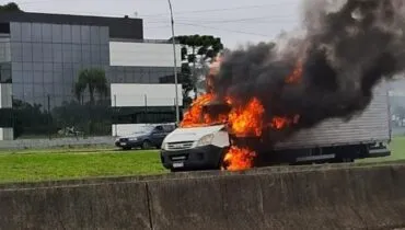 Vídeo: caminhão pega fogo e interdita pista na BR-116, na região de Curitiba