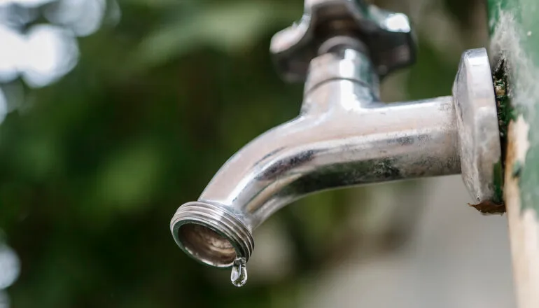 Bairros de Curitiba ficam sem água nesta quarta após chuva atrasar obra em adutora
